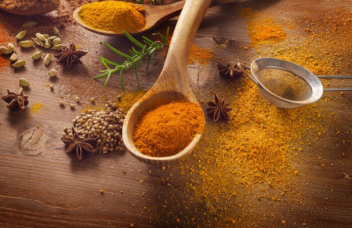 Poster  Diverses épices et herbes sur la planche de bois.