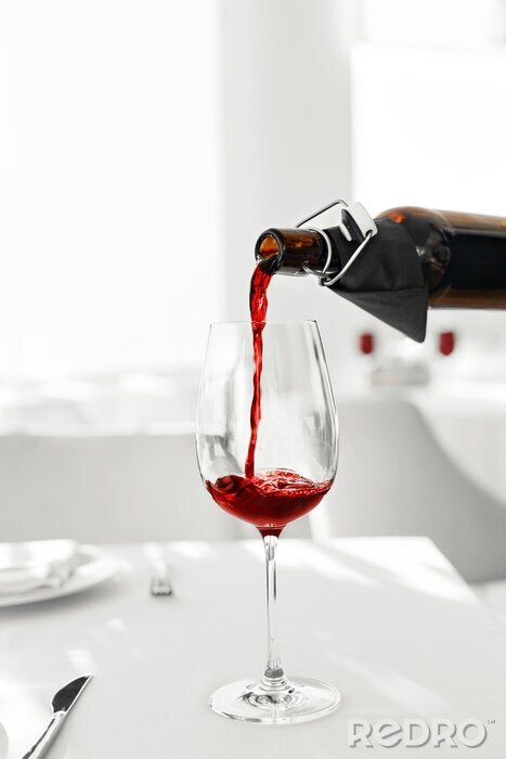 Poster  Du vin. Fin, haut, Verser, rouge, vin, bouteille, vin, verre, restaurant Boissons alcoolisées. Célébration Et Style De Vie.
