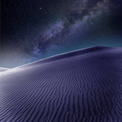 Dune dans le désert et vue sur la galaxie