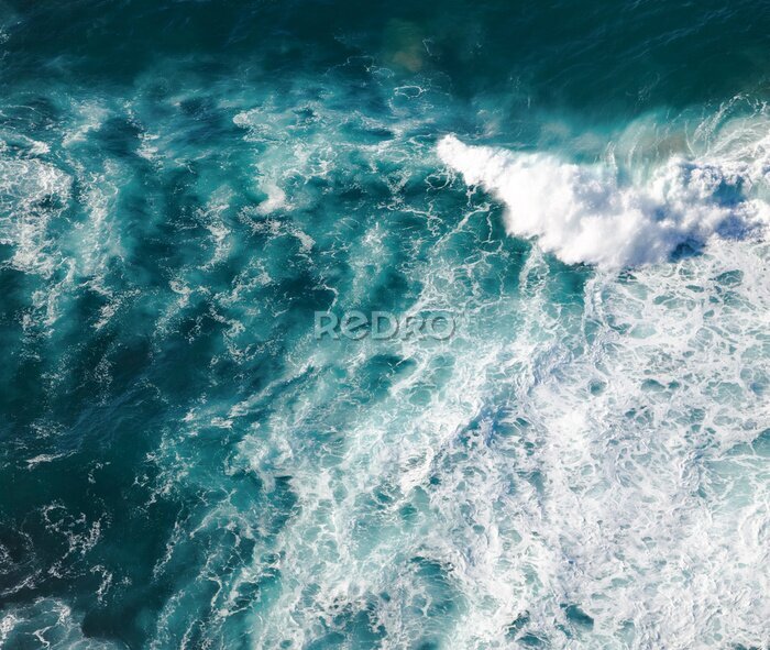 Poster  Eau de mer turquoise avec des vagues mousseuses, image d'en haut, fond de l'océan abstrait et texture