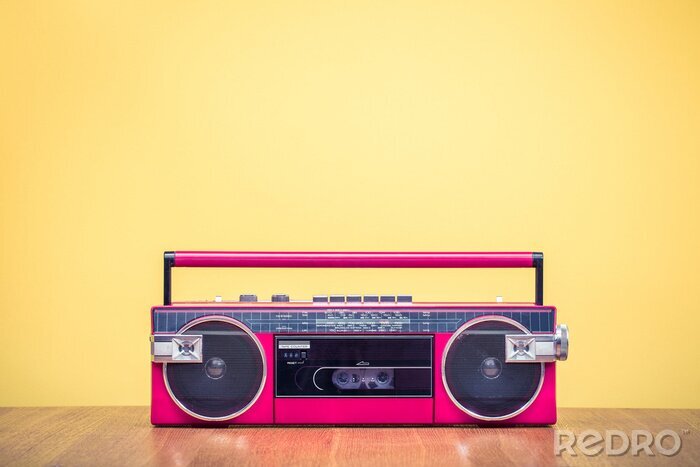 Poster  Enregistreur de cassette radio stéréo portable rétro et obsolète à partir d'un fond jaune avant de 80 ans. Ancien style d'instagram filtré photo
