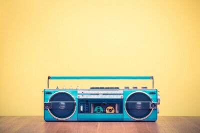 Poster  Enregistreur de cassette radio stéréo stéréo stéréo rétro et obsolète à partir d'un fond jaune avant de 80 ans. Photo filtrée ancienne style ancien