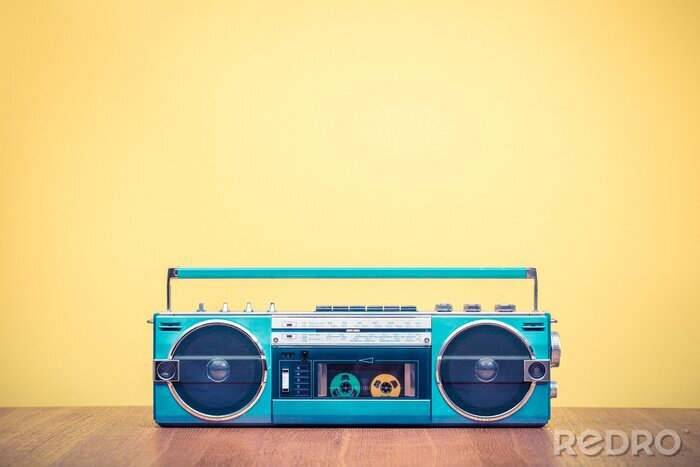 Poster  Enregistreur de cassette radio stéréo stéréo stéréo rétro et obsolète à partir d'un fond jaune avant de 80 ans. Photo filtrée ancienne style ancien
