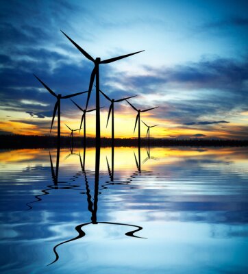 Éoliennes dans le reflet de l'eau