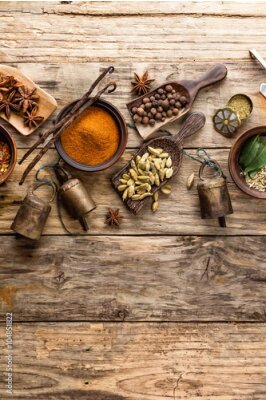 Poster  Épices et clochettes décoratives disposées sur un comptoir en bois