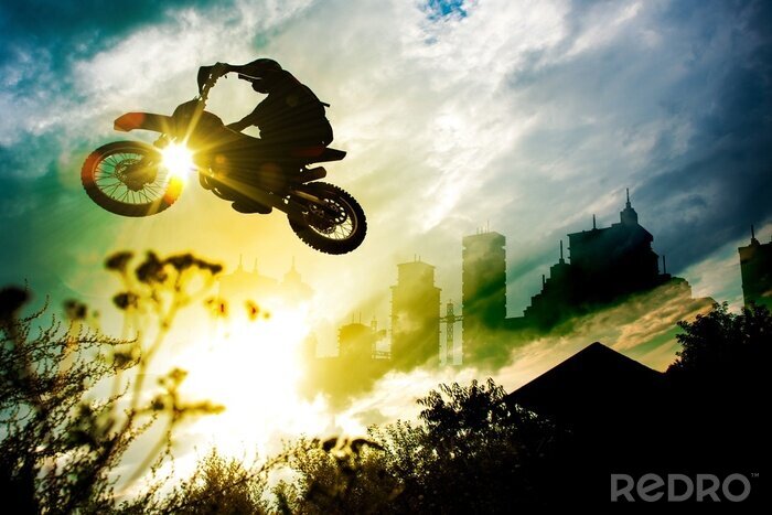 Poster  Évolution à moto sur fond de soleil couchant