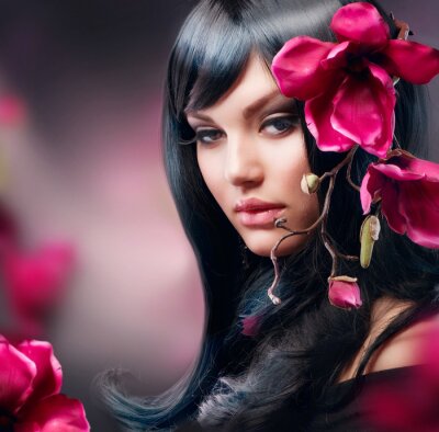Fashion Girl Brunette avec fleur de magnolia