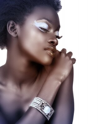 Femme africaine en sépia bleu et brun.