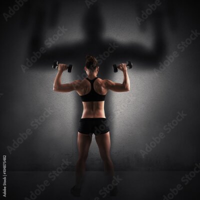 Poster  Femme athlétique avec haltères sur fond noir