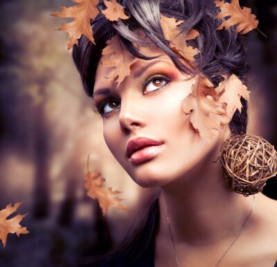 Femme avec des feuilles d'automne