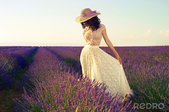 Poster  Femme avec un chapeau dans un champ de lavande