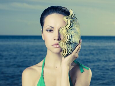Femme avec un coquillage de l'océan