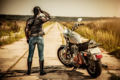 Femme avec une moto