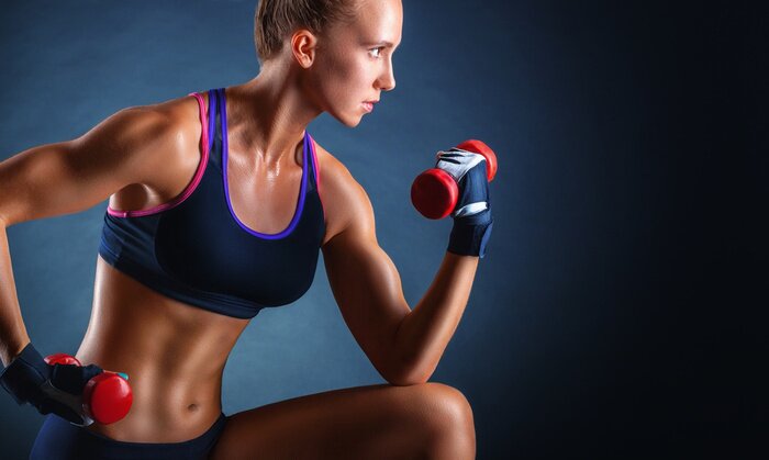 Poster  Femme concentrée avec des haltères