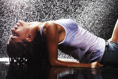 Poster  femme dans le studio de l'eau
