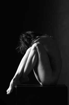 Poster  Femme dans une pose artistique dans une pièce sombre