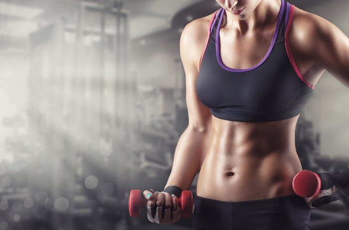 Poster  Femme en train de faire de l'exercice dans un studio de fitness