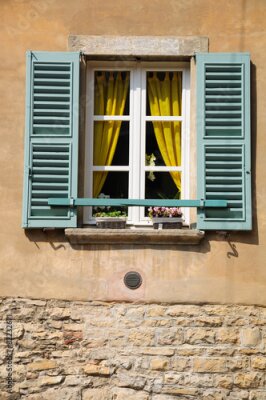 Papier peint  Fenêtre avec rideaux jaunes