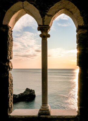Fenêtre avec une colonne en bord de mer
