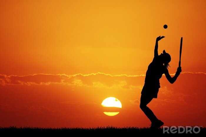 Poster  fille jouant au tennis au coucher du soleil