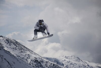 Sticker  Flying snowboarder sur les montagnes. Sport extrême.