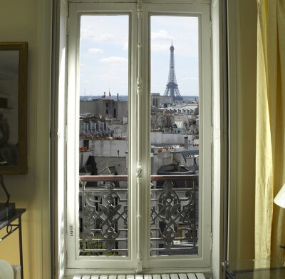France - Paris - Fenêtre avec vue Tour Eiffel et les toits