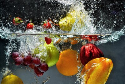 Fruits jetés dans l'eau