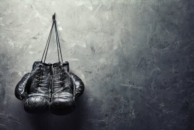 Gants de boxe suspendus