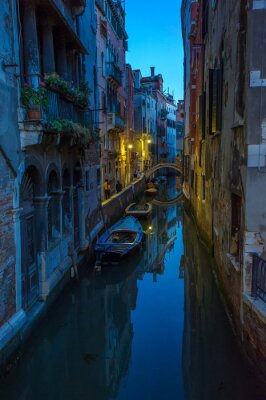 Gondoles à Venise au crépuscule