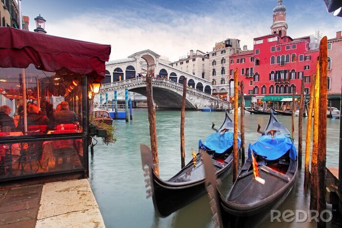 Poster  Gondoles avec une maison rouge en arrière-plan