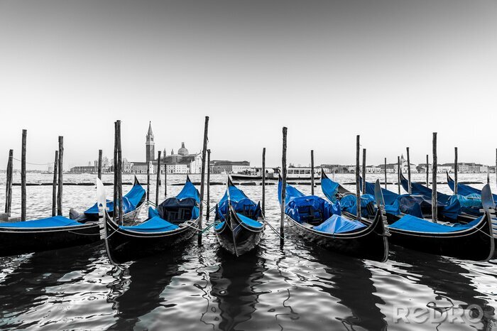 Poster  Gondoles bleues amarrées sur pilotis