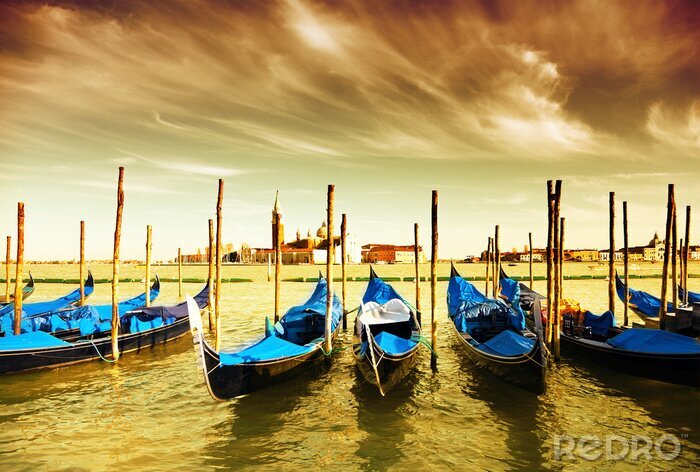 Poster  Gondoles sur le fond des monuments de Venise