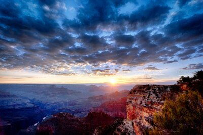 Grand Canyon et nuages sombres