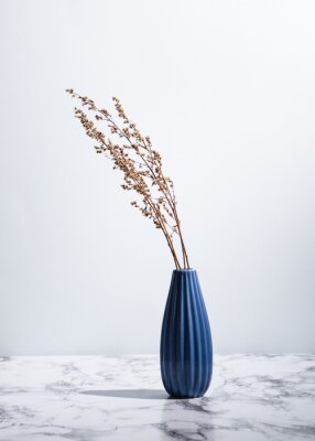 Poster  Herbe dans une composition minimaliste de vase bleu marine
