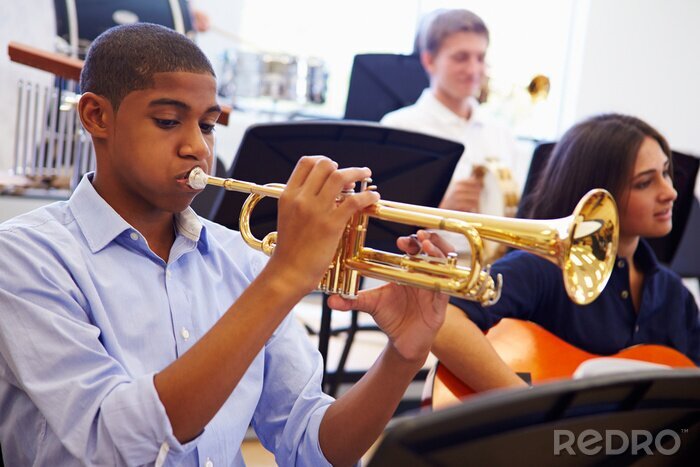 Poster  Homme d'élèves jouant la trompette dans l'orchestre de lycée