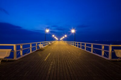 Jetée élairée la nuit
