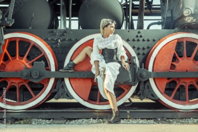 Poster  Jeune femme en tenue steampunk devant une locomotive