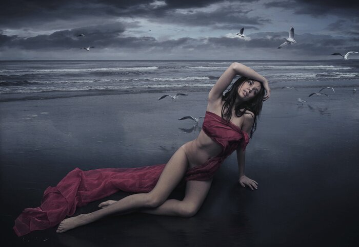 Poster  Jolie brunette posant sur la plage