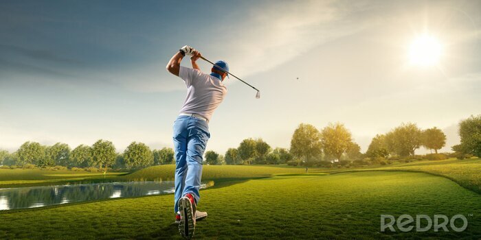 Poster  Joueur de golf masculin sur un parcours de golf professionnel. Golfeur avec club de golf prenant un coup
