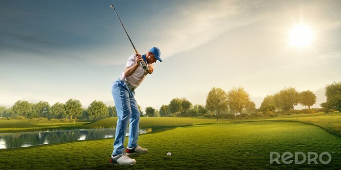 Poster  Joueur de golf masculin sur un parcours de golf professionnel. Golfeur avec club de golf prenant un coup