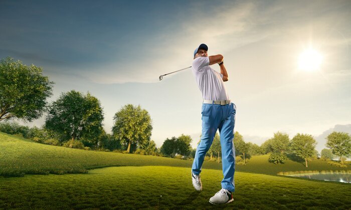Poster  Joueur de golf masculin sur un parcours de golf professionnel. Golfeur avec club de golf prenant un coup