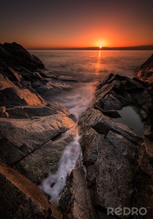 Poster  L'aube entre les rochers. Mer, Lever soleil, mer, mer, côte, Rezovo, Bulgarie