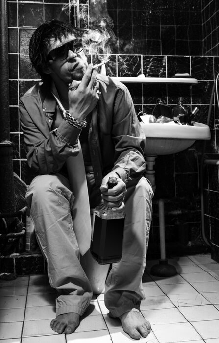 Poster  L'homme ivre se trouve dans les toilettes avec une bouteille d'alcool