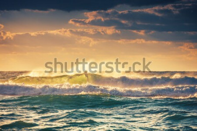 Poster  La mer illuminée par le lever du soleil