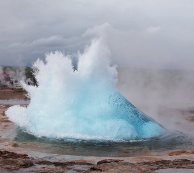 La nature et un geyser qui explose