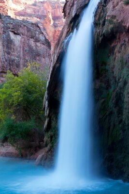 Poster  La nature et une cascade parmi les rochers