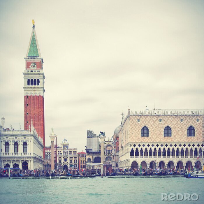 Poster  La place Saint-Marc vue de loin
