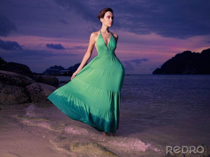 Poster  Lady en robe verte sur le rivage