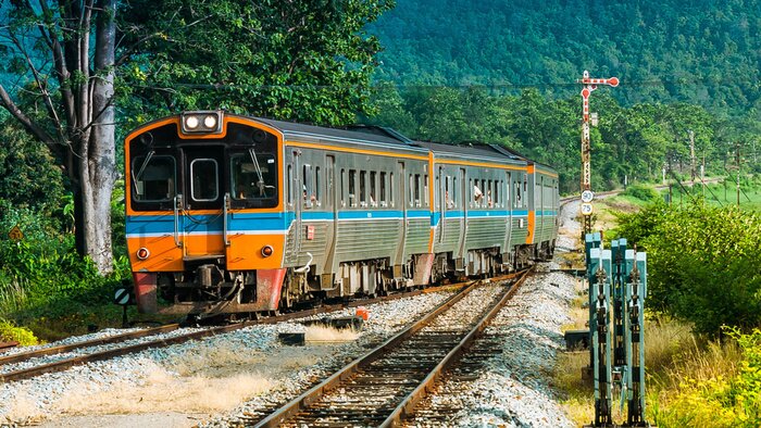 Poster  Le train de passagers local arrivait gare rurale, 2013.