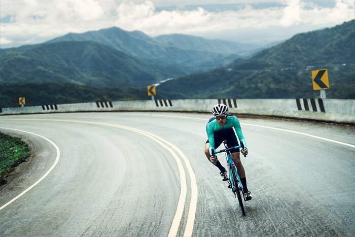 Poster  Les cyclistes font du vélo, grimpant jusqu'au sommet.